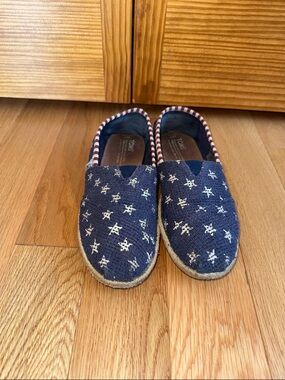 Toms Women’s size 7 Navy Slip-On Moccasins with White Stars, Red & White stripes